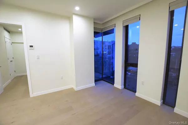 Sunnyside, NY 11104,41-26 44 ST #5B