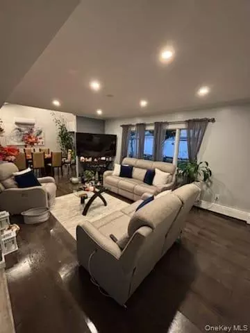 Hicksville, NY 11801,25 Arcadia LN