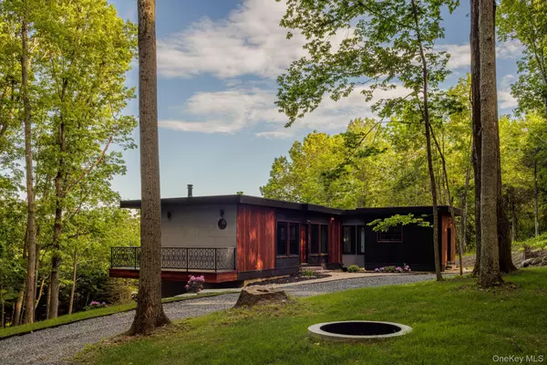 Craryville, NY 12521,490 Old State Route 82