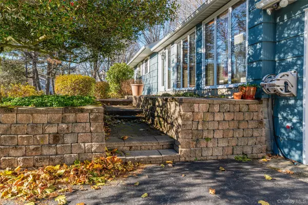 Poughkeepsie, NY 12603,671 Noxon RD