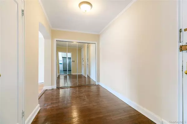 Great Neck, NY 11021,2 Townhouse Place #3N