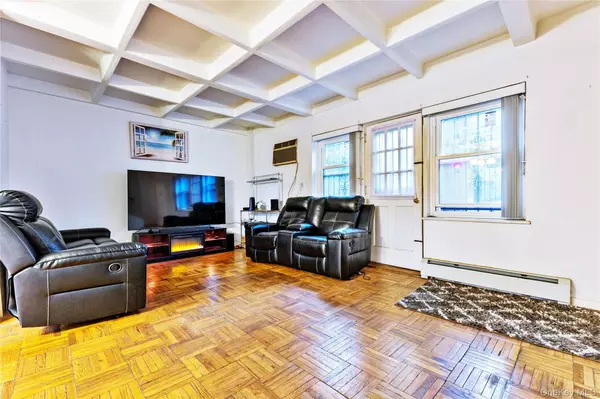 Briarwood, NY 11435,80-14 150 ST #25B