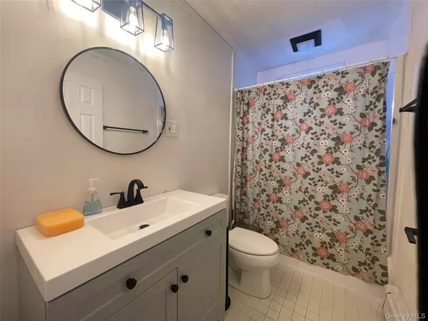 Kings Park, NY 11754,14 Bruce LN