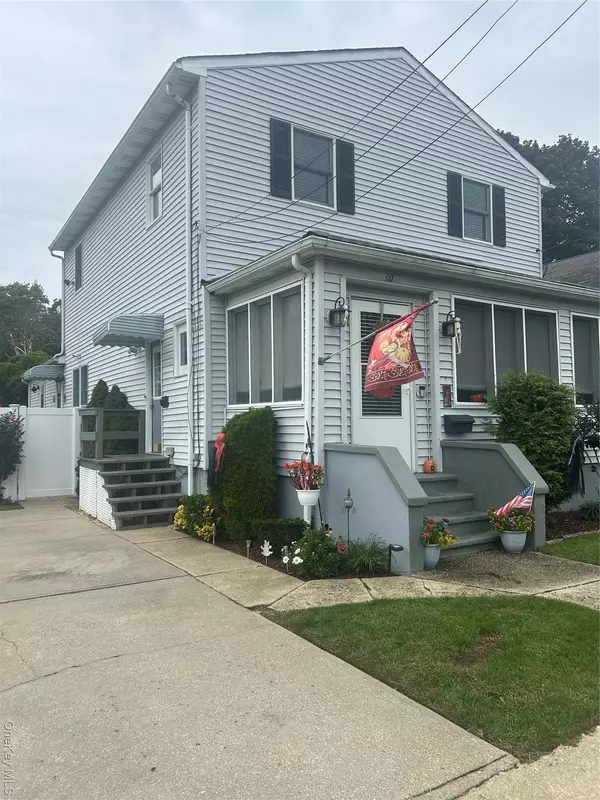 30 Dean ST, North Babylon, NY 11703