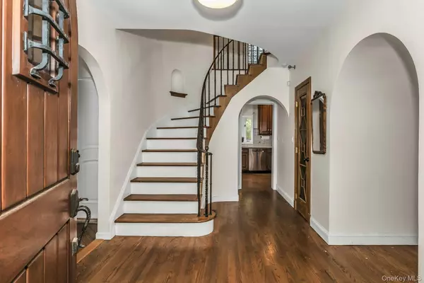 Manhasset, NY 11030,10 Soundview Crest