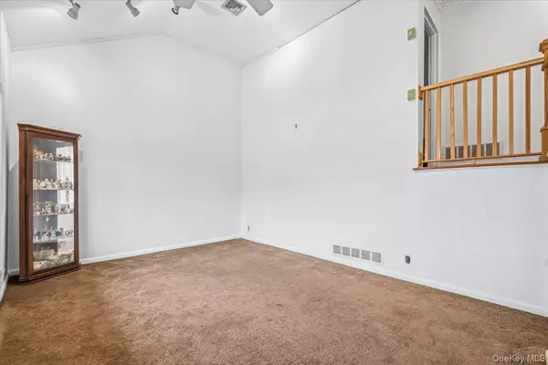 Yorktown Heights, NY 10598,889 Fox Meadow RD