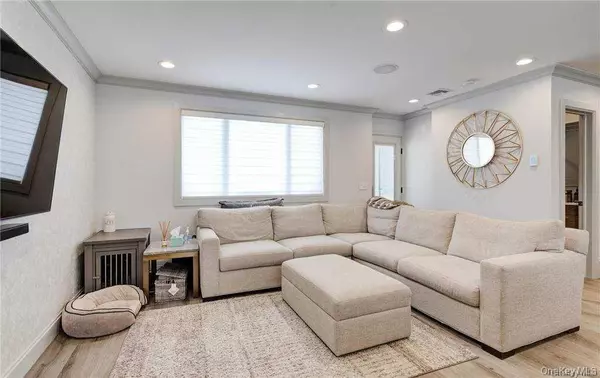 Westbury, NY 11590,120 Evelyn AVE