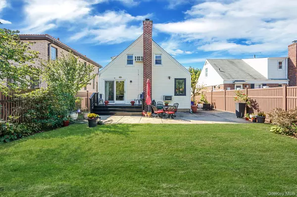 Glen Oaks, NY 11004,8133 260th ST