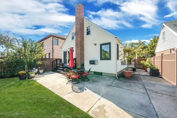 Glen Oaks, NY 11004,8133 260th ST