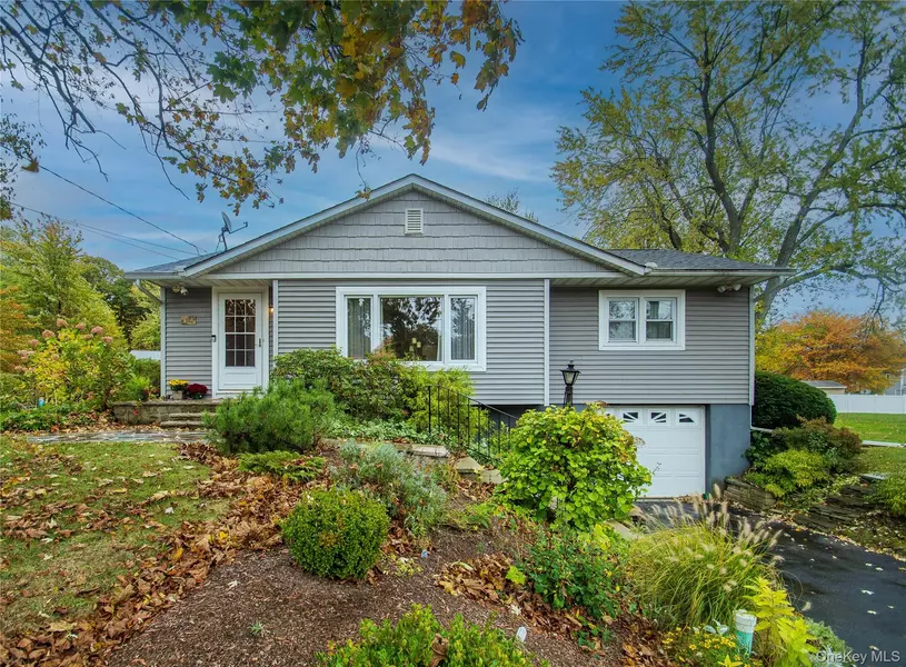 12 Provost DR, New Windsor, NY 12553