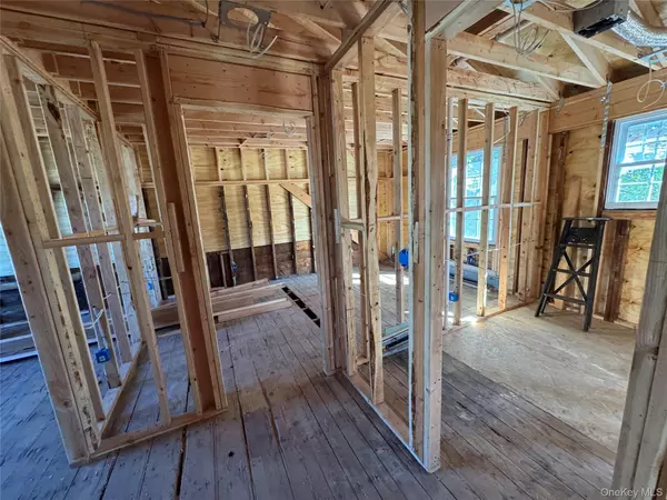 Lindenhurst, NY 11757,156 Farmers AVE