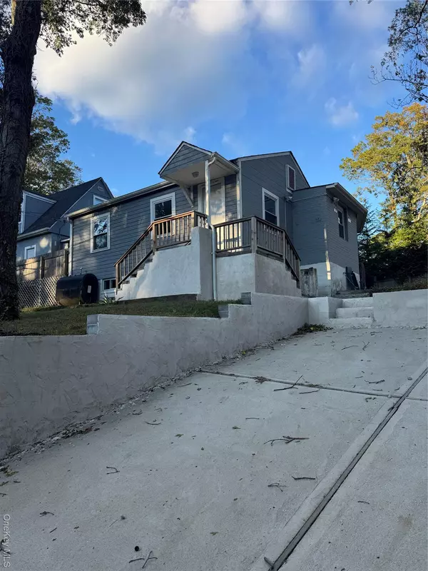 21 Lincoln DR, Rocky Point, NY 11778