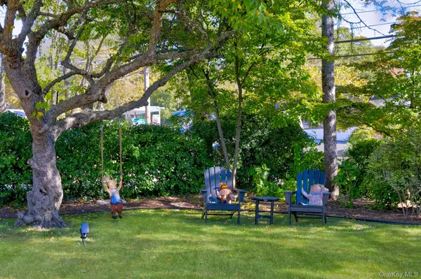 Huntington, NY 11743,2 Overlook DR