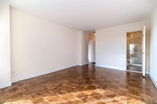 Whitestone, NY 11357,166-25 Powells Cove BLVD #10G