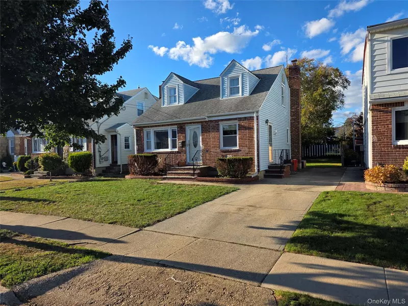 220 Raff AVE, Mineola, NY 11501