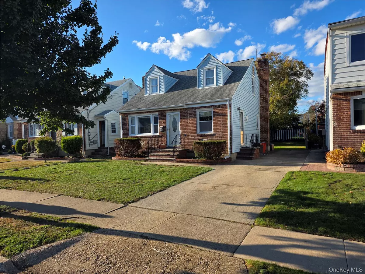 Mineola, NY 11501,220 Raff AVE