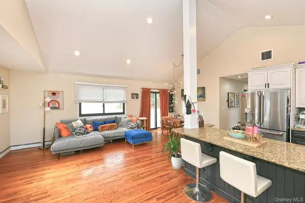 Kings Park, NY 11754,8 Walnut RD