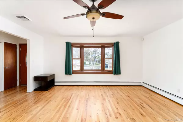 Deer Park, NY 11729,6 Merle PL