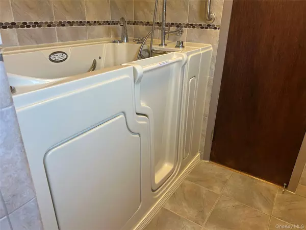 West Babylon, NY 11704,325 Young ST