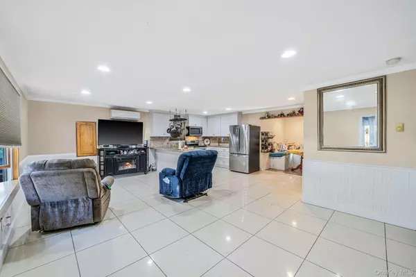 Holtsville, NY 11742,7 Albermarle AVE