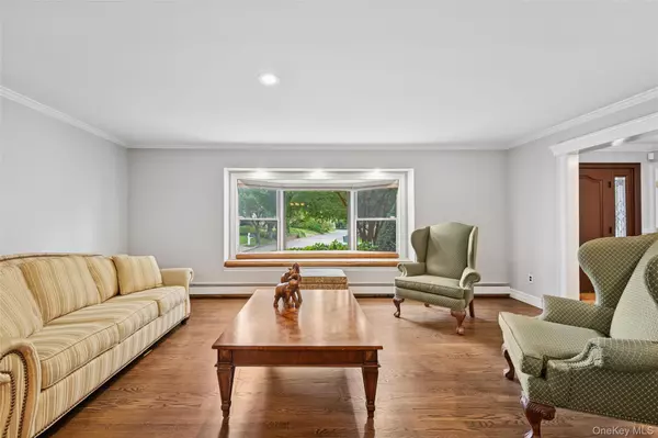 Glen Head, NY 11545,18 Knoll LN