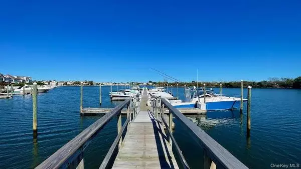 Seaford, NY 11783,7 Crescent Cove DR