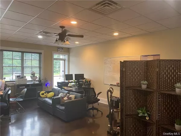 New Windsor, NY 12553,42 Windsor HWY