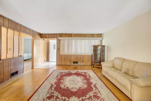 Hicksville, NY 11801,58 Lehigh LN