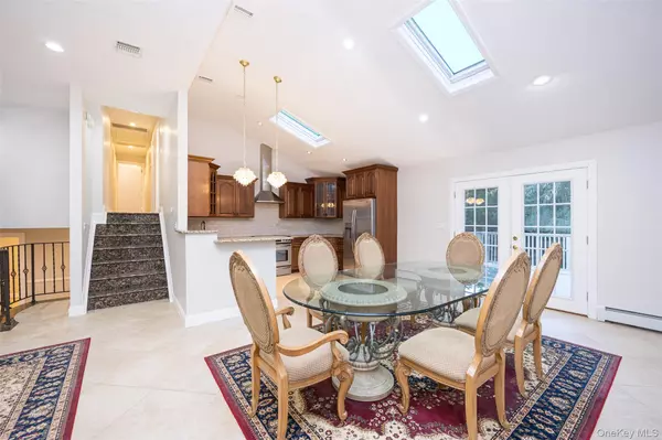 Glen Cove, NY 11542,36 Red Spring LN