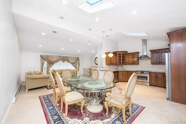 Glen Cove, NY 11542,36 Red Spring LN