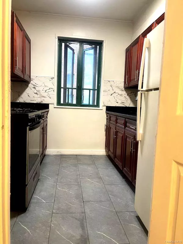 89 Metropolitan OVAL #2G, Bronx, NY 10462