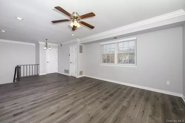 Middle Island, NY 11953,446 Lake Pointe DR #446