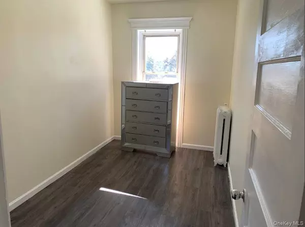 Woodhaven, NY 11421,76-27 85th DR