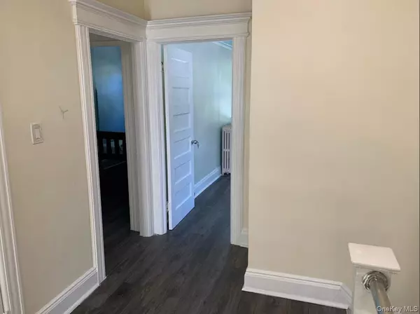 Woodhaven, NY 11421,76-27 85th DR