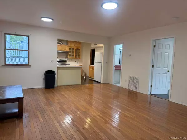 21 Dave LN, Stony Brook, NY 11720