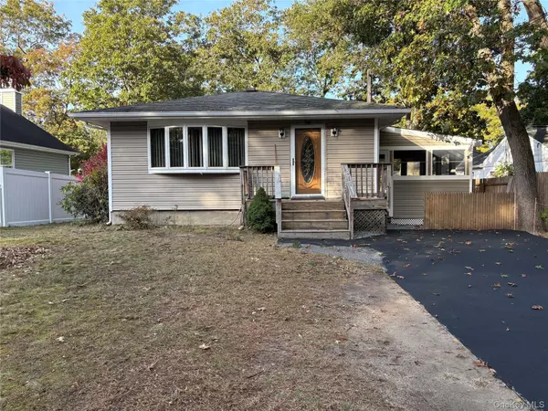 50 Newcomb TRL, Ridge, NY 11961