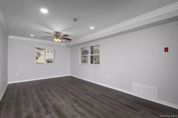 Middle Island, NY 11953,350 Lake Pointe DR #350