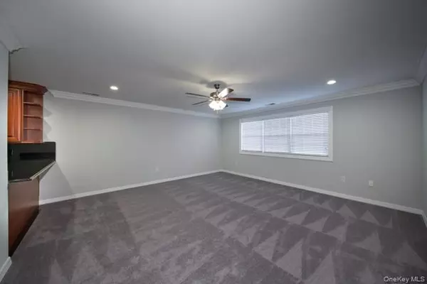 Sayville, NY 11782,18 Adams WAY #18