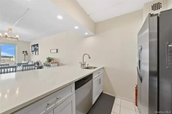 Westbury, NY 11590,135 Post AVE #6O