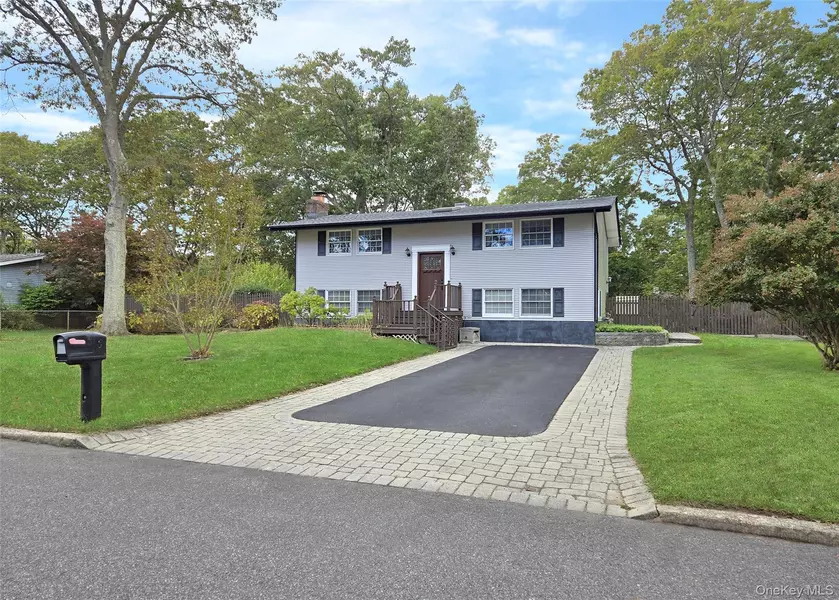 8 Stalker LN, Setauket, NY 11733