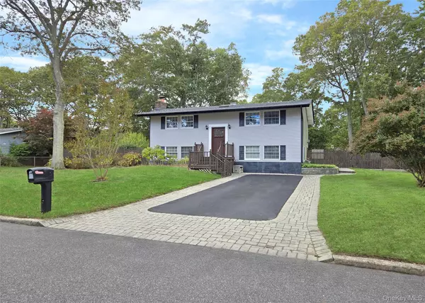 8 Stalker LN, Setauket, NY 11733
