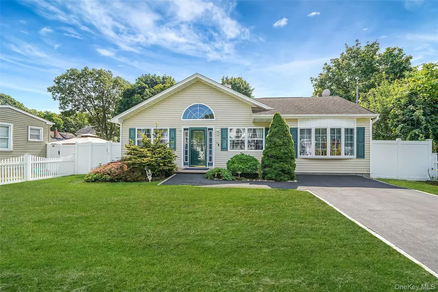 12 Edwin ST, Bay Shore, NY 11706