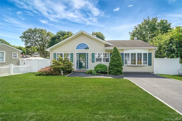 12 Edwin ST, Bay Shore, NY 11706