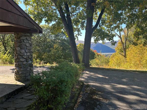 Cold Spring, NY 10516,376 Lane Gate RD
