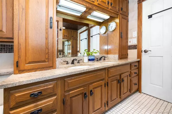 Syosset, NY 11791,15 Alexander DR