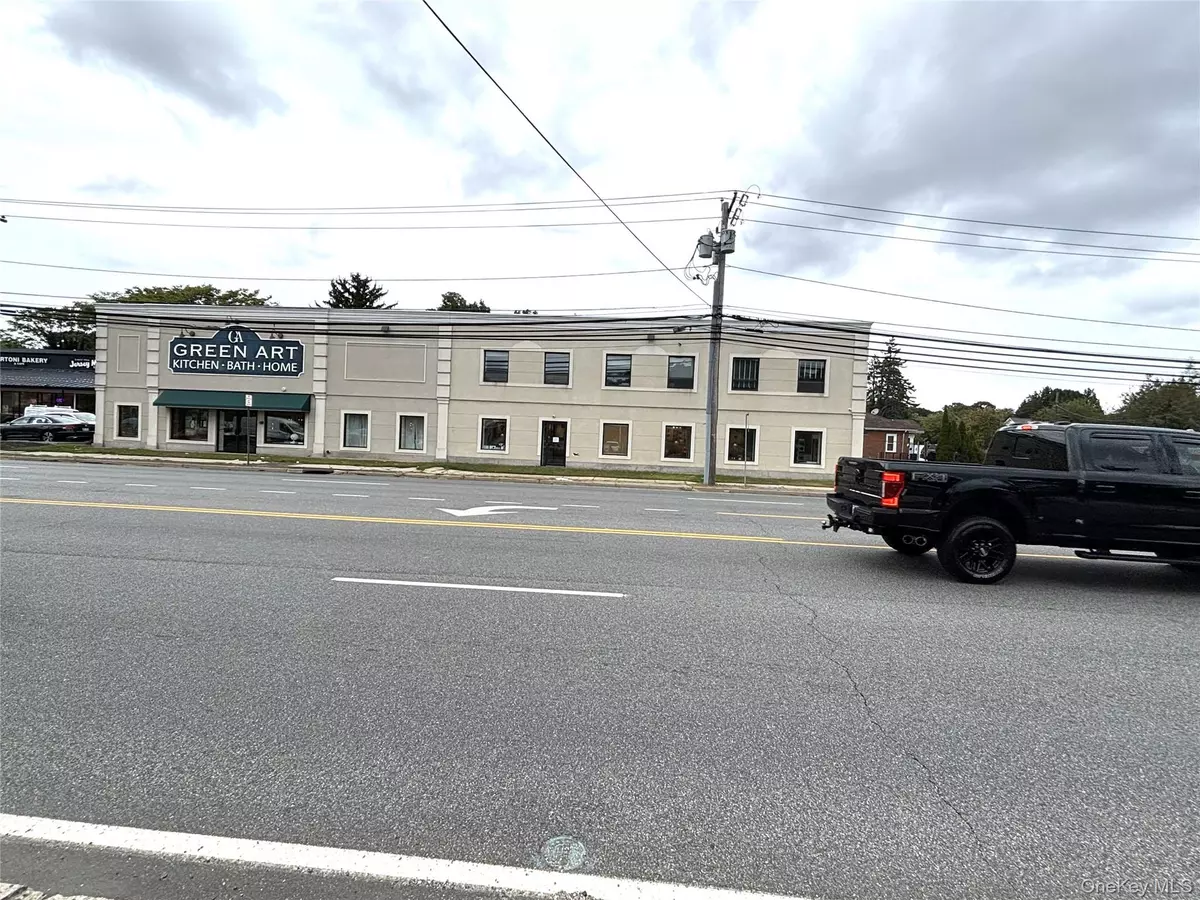 Huntington, NY 11746,17 E Jericho TPKE