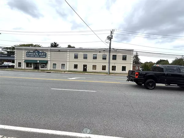 17 E Jericho TPKE, Huntington, NY 11746
