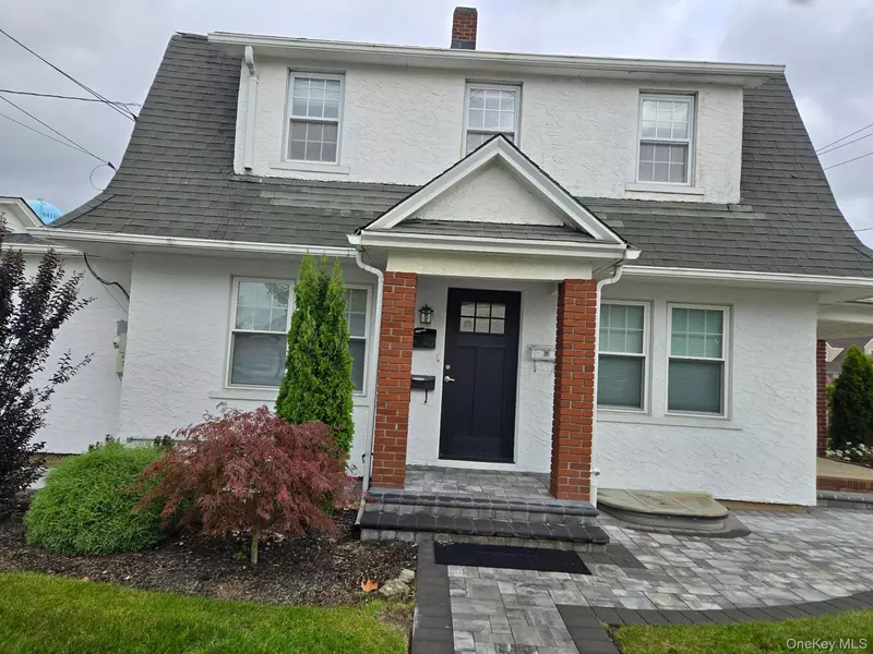 125 Roslyn RD #1, Mineola, NY 11501