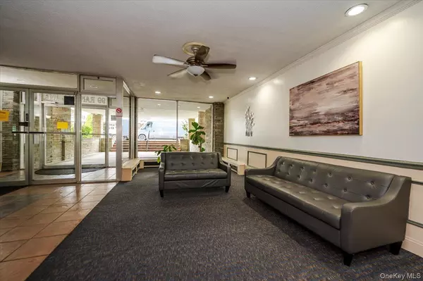 Freeport, NY 11520,99 Randall AVE #2-J