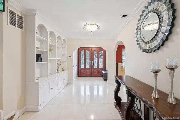 Manhasset Hills, NY 11040,120 South DR